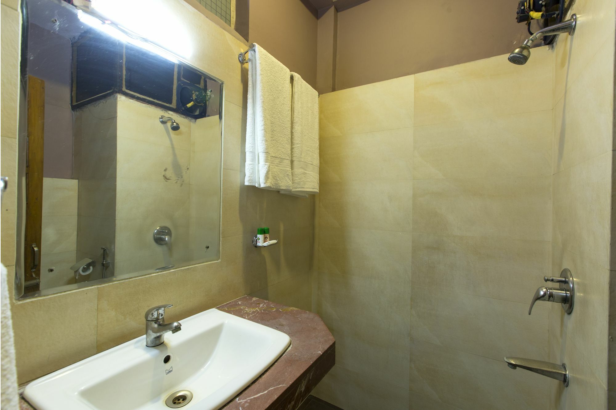 Oyo 8307 Garden View Hotel